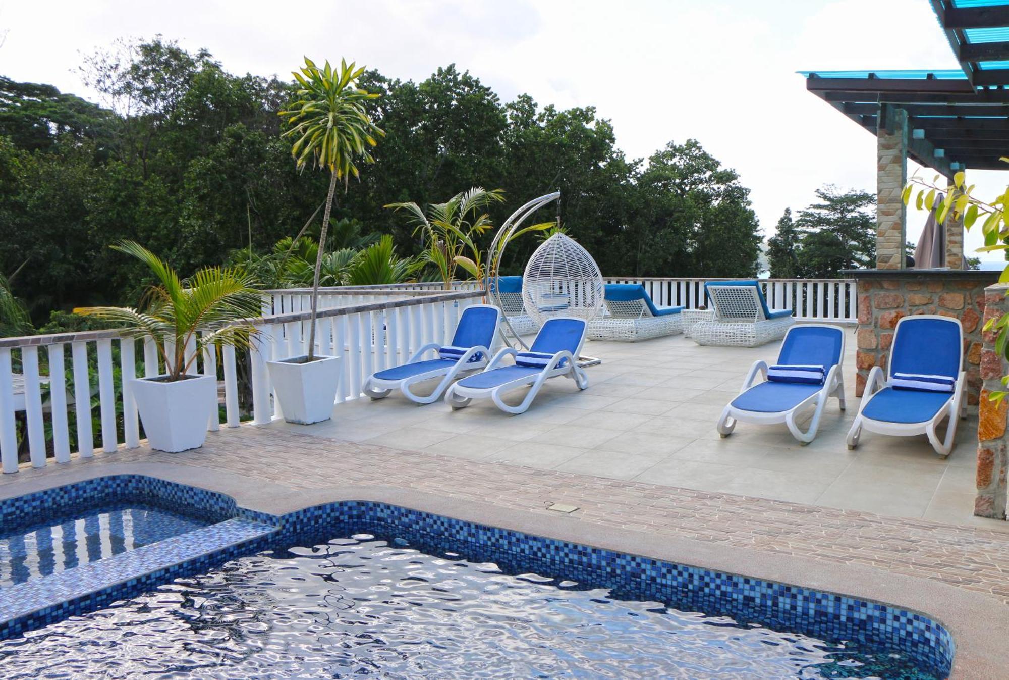 Ocean Blue Bay * Anse Volbert Village (Praslin)