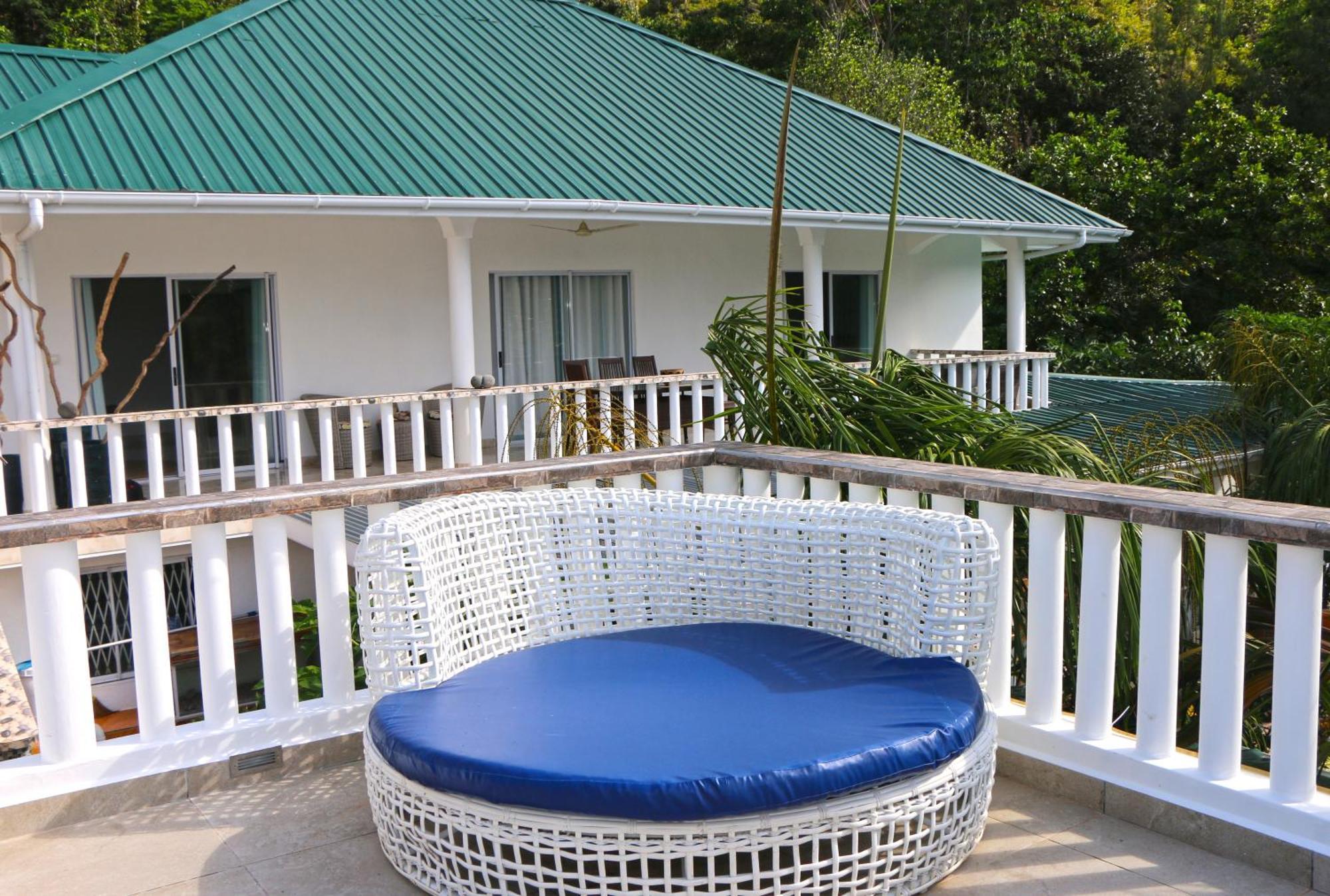 Ocean Blue Bay * Anse Volbert Village (Praslin)
