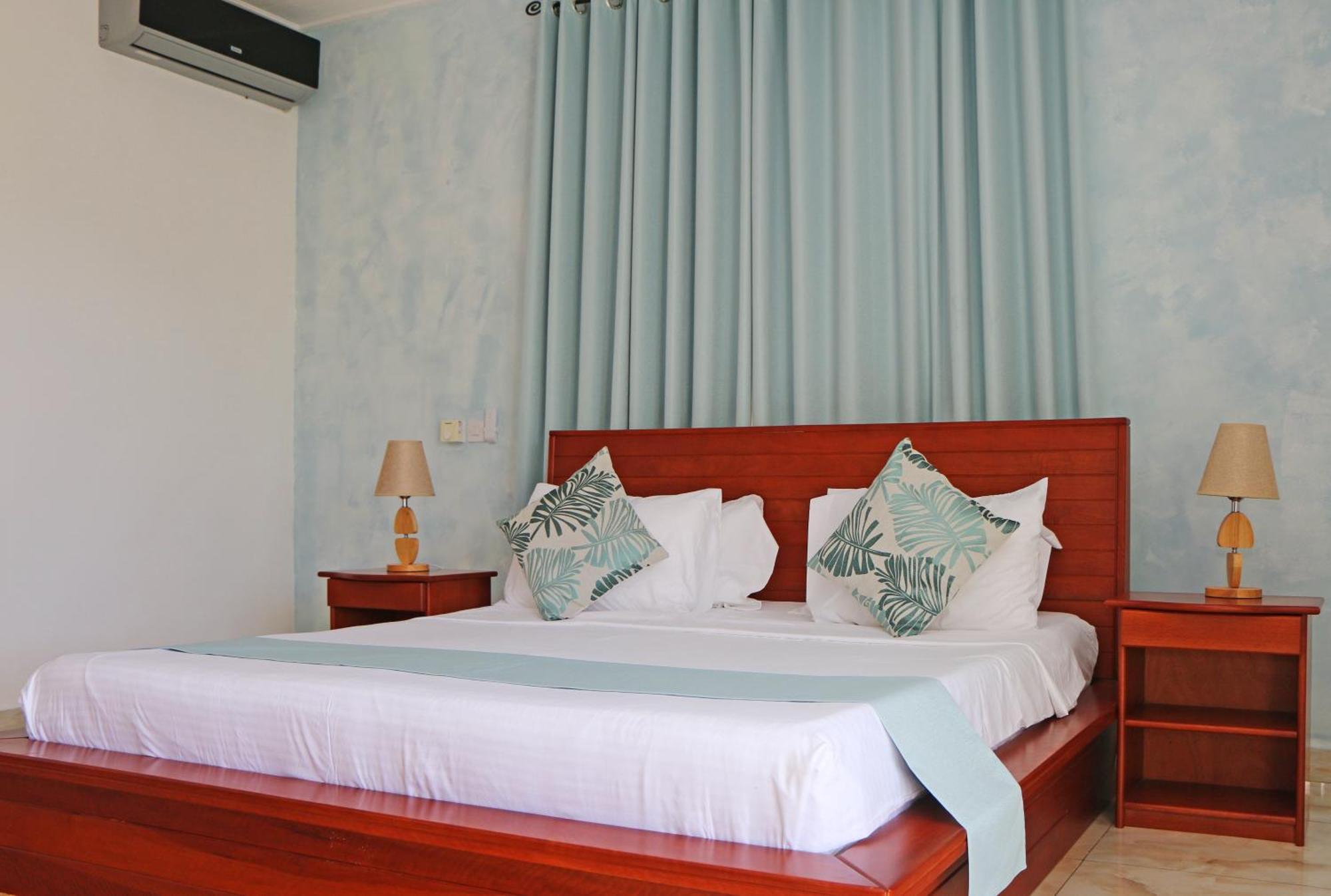 Ocean Blue Bay * Anse Volbert Village (Praslin)
